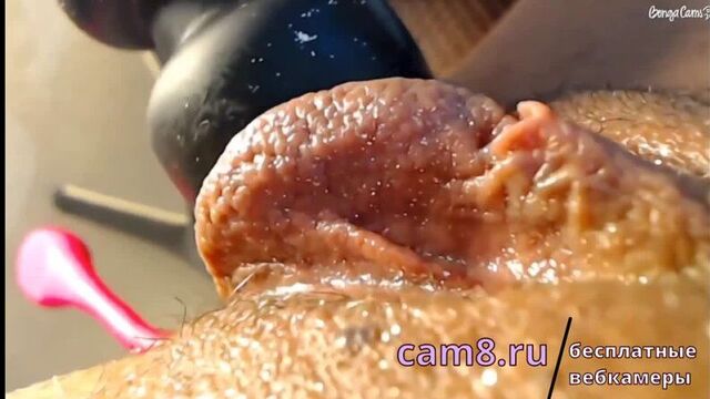 Обвисшие половые губы крупным планом и вибратор