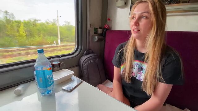 Замужняя мачеха Алина Рай занялась сексом в поезде с незнакомцем