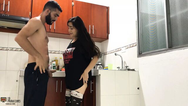 Трахаю на кухне моего дома, пока мои отчимы лежат - порно на испанском