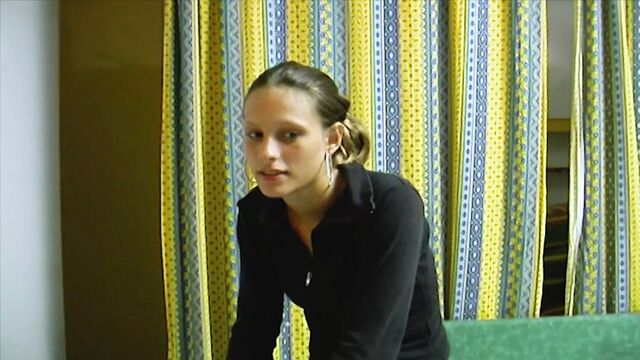 Стройной немецкой тинке жестко трахнул ее тугую киску жесткий член