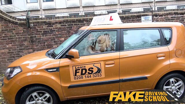 Fake Driving School хорошенькая миниатюрная черная девушка с красивыми сиськами