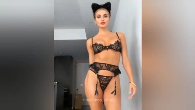 Секси девчонка переодевается Голая девушка. ЭРОТИКА. НЕ Кликбейт. ПОЛУГОЛАЯ.